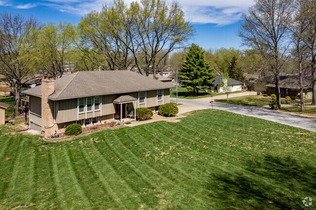Jefferson Highlands homes often have large well manicured lawns.
