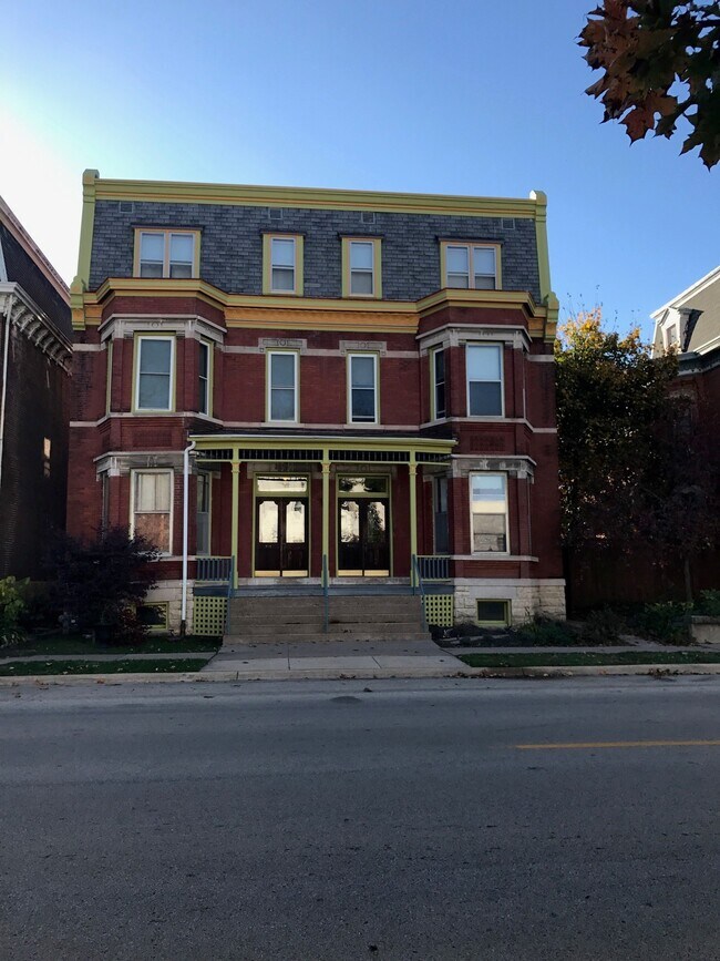 1631 Main St unit 5, Dubuque, IA 52001 - photo 2