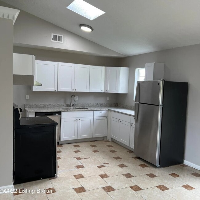 4613 Beechbrook Rd, Louisville, KY 40218 - photo 6