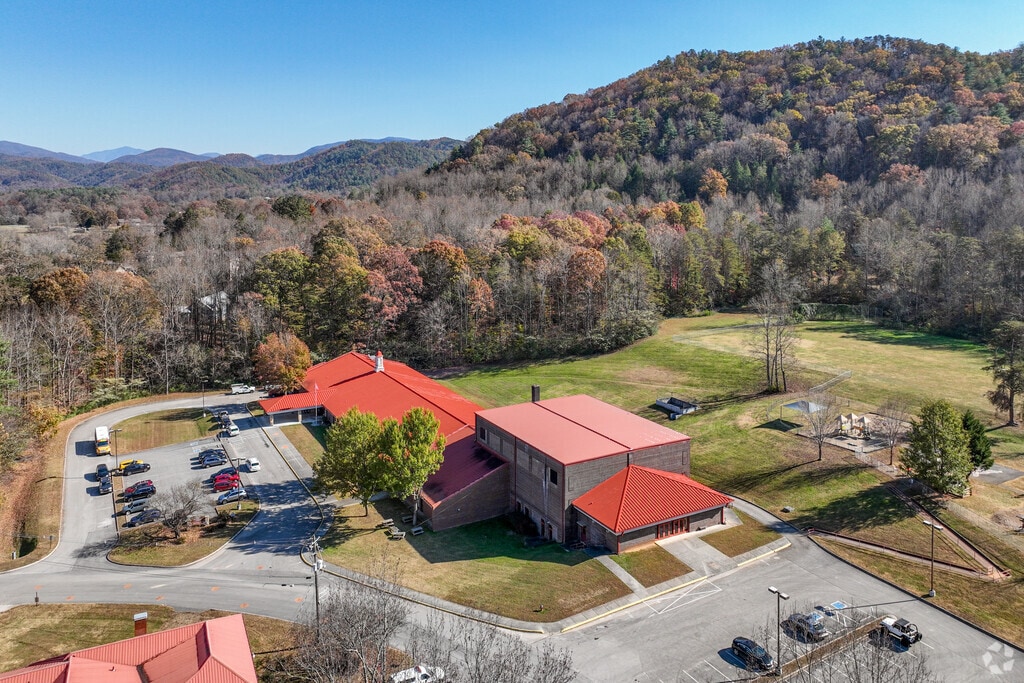 Townsend Elementary School received an overall grade of B- from Niche.