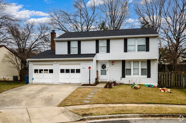 Modern Colonial Revivals home are common in Pohick, Lorton, Virginia.