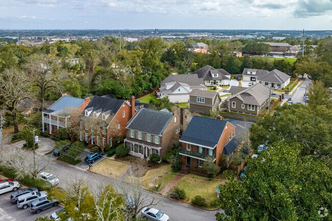 There are individual condominiums available in College Park are available for rent.