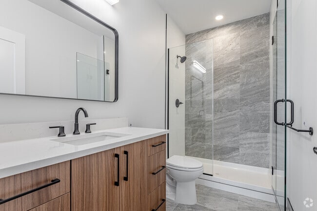 2BA, 2BR - 655SF - Bathroom