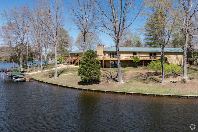 Lake Monticello offers its resident large lake front lots to take advantage of the beautiful views.