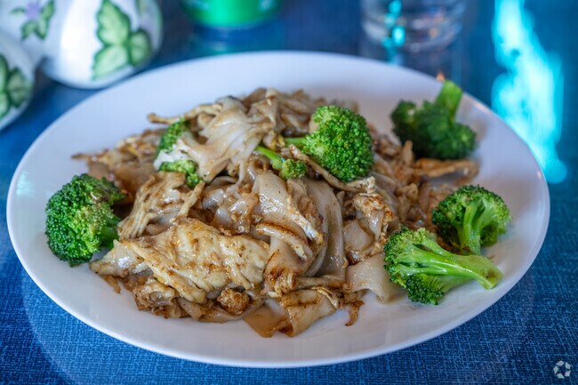 North Lynnwood locals enjoy authentic and delicious Thai food at Siam 65 Cafe.