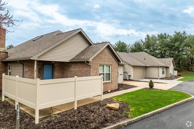 Ranch - Style Condominiums are found throughout the Buckingham Gate neighborhood.