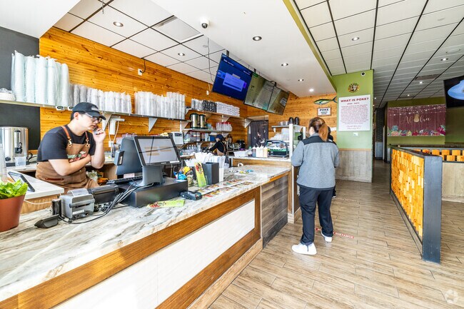 Oma-Oma-O Poke is a great spot for fresh seafood near Ridgefield.