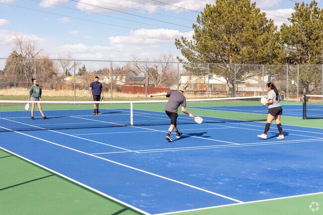 Sable Ridges' Tierra Park has open access tennis/pickleball courts.
