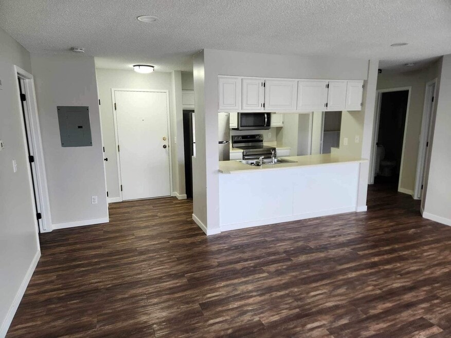 Village Green Apartments- 4532 Douglas, Des Moines, IA 50310 - photo 1