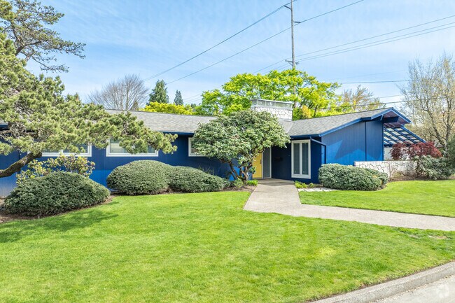 Ranch style homes can be found on the north side of Reed's Campus along SE Steele St.
