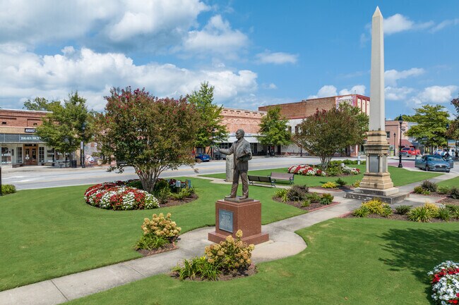 Head to downtown Edgefield for shopping, dining, and community events, all around the square.
