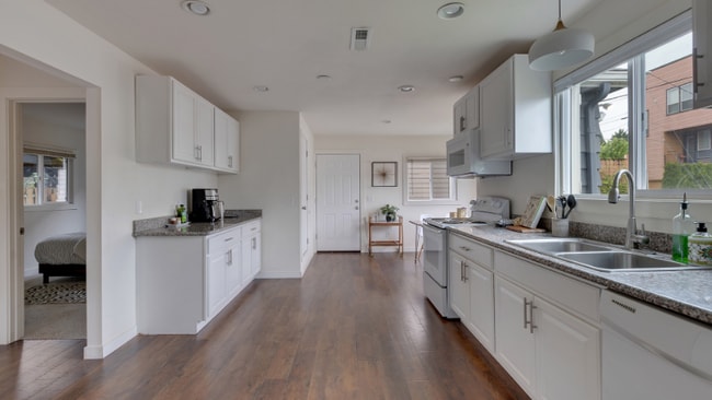 5506 NE Hoyt St, Portland, OR 97213 - photo 4