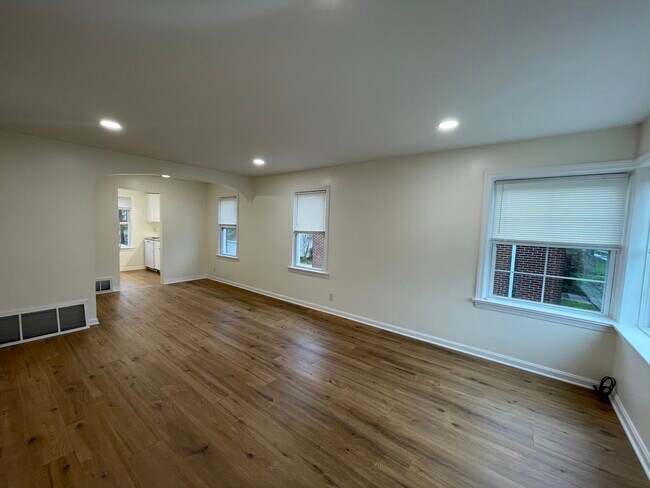 2059 12th St unit Upstairs Unit, Cuyahoga Falls, OH 44223 - photo 4