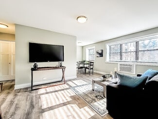 525 W Surf St, Chicago, IL 60657