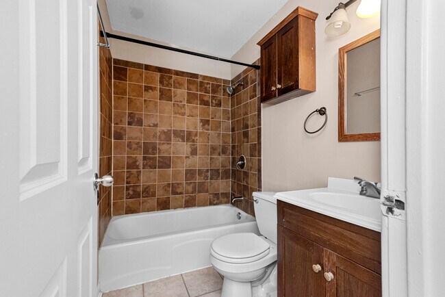 3825 N Pine Grove Ave unit 501, Chicago, IL 60613 - photo 6