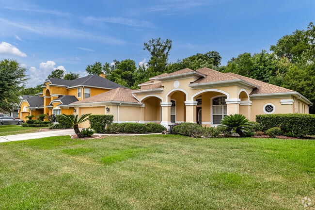 Find stucco homes in a variety of sizes in Baymeadows.