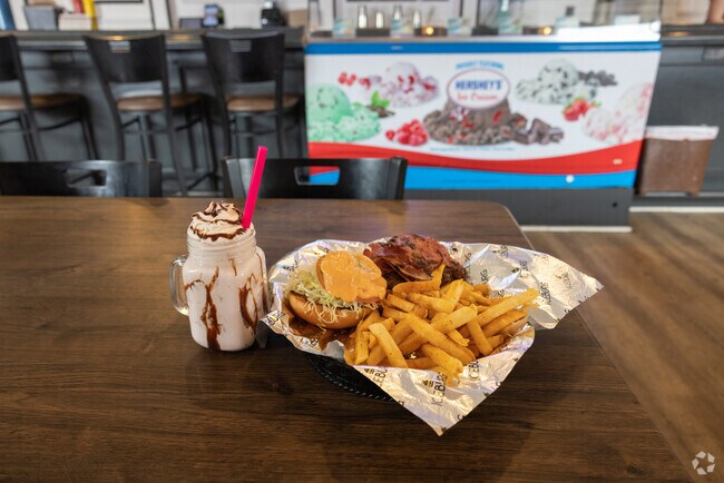 Delicious food and milkshakes at Iceburg.