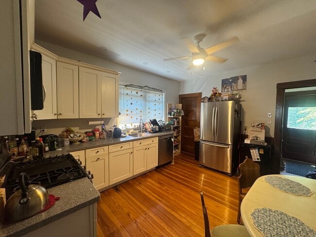 8 Foskett St unit 2, Somerville, MA 02144 - photo 3