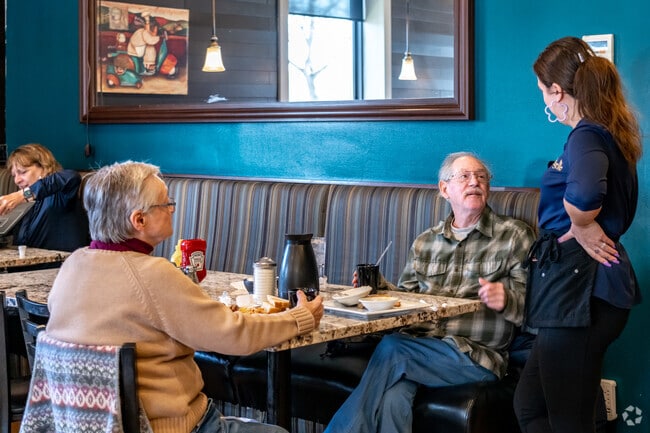 Moross-Morang locals head to Mack Ave Grill, an ideal spot to have brunch with family & friends.