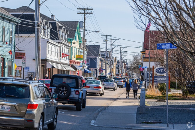 Thames St. traffic in Fifth Ward can get heavy during rush hour so locals opt for walking.