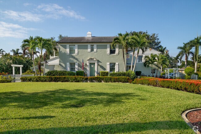 Beautiful historic Colonial homes are sprinkled throughout the Edison Park neighborhood.