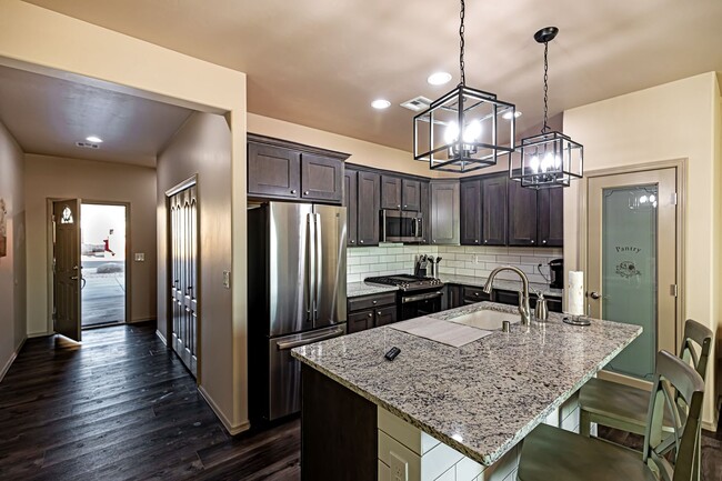 901 Adams Ave, Alamogordo, NM 88310 - photo 2