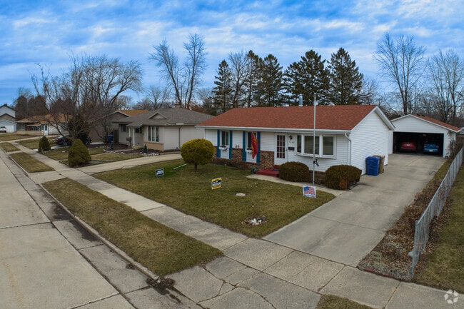 Many homes in Villa Capri have large front and backyards.