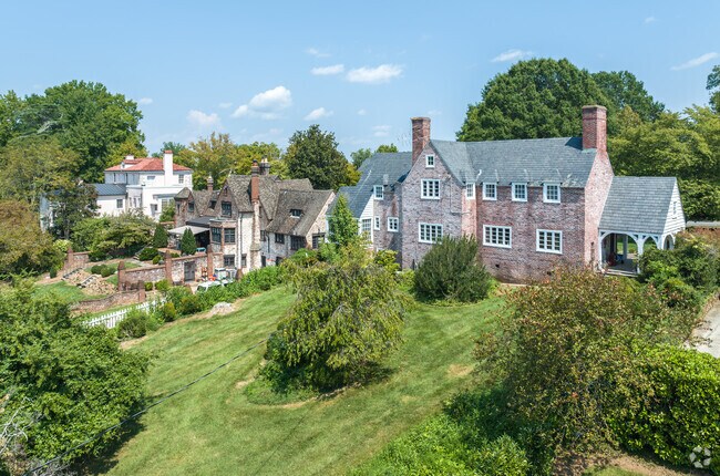 A row of large homes in the Peakland area of Lynchburg.