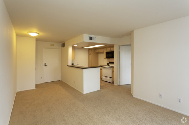 1BR, 1BA - 873 SF
