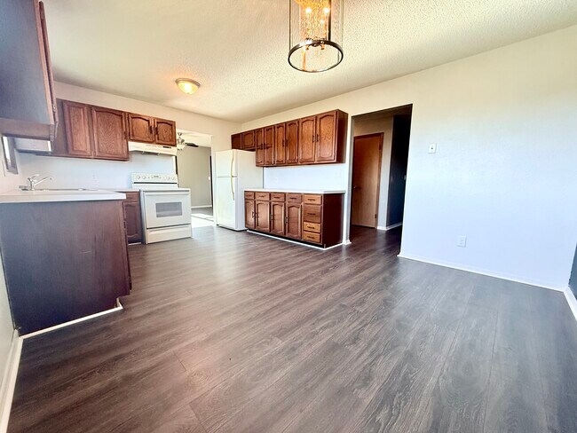 204 E Elm St unit 204 Elm, Iowa Falls, IA 50126 - photo 7