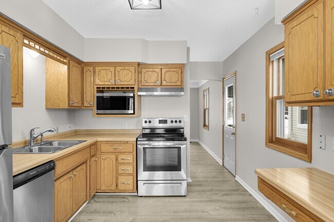 3744 Perry Ave N, Robbinsdale, MN 55422 - photo 7