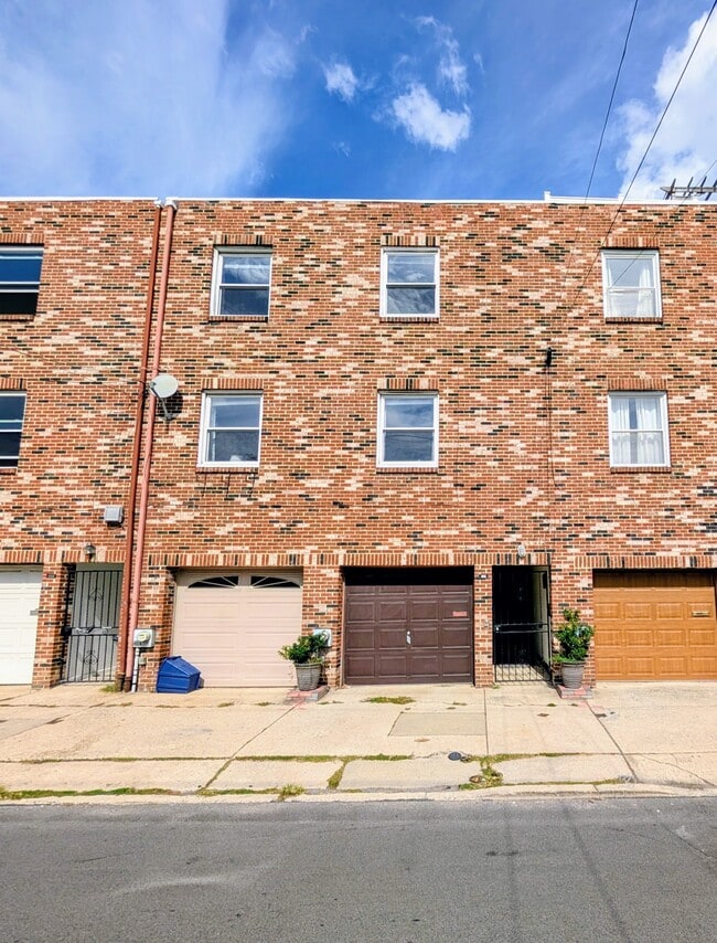 1721 Fitzwater St, Philadelphia, PA 19146