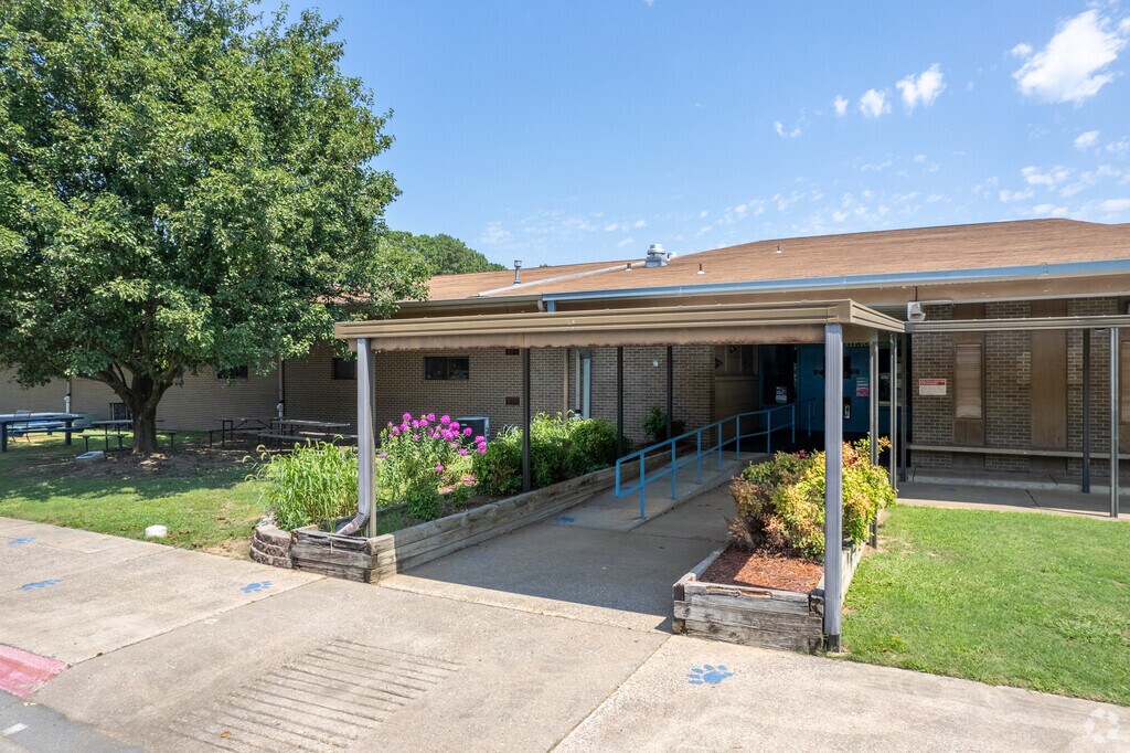 The front entrance to Sherwood Elementary School.