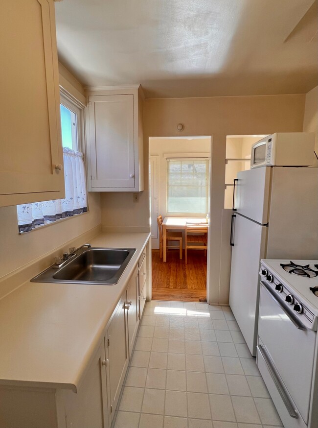 Kitchen 1 of 2
