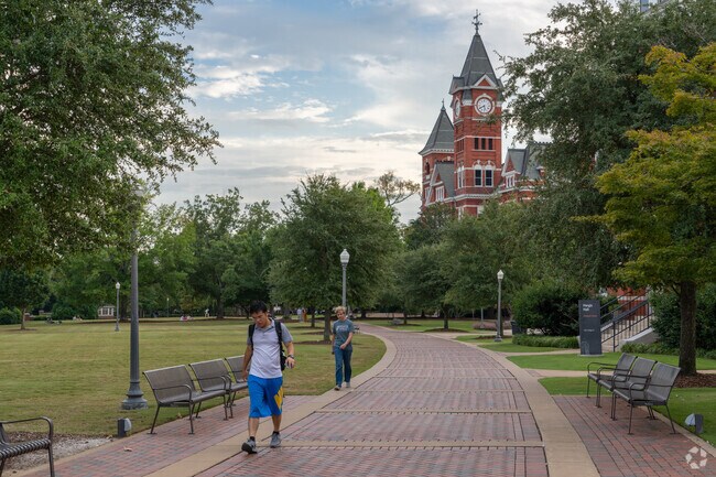 Auburn University students can find it easy to commute from the Cotswold neighborhood.
