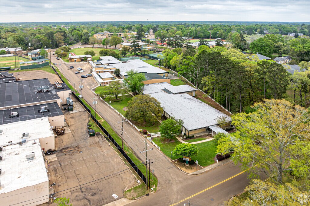 Denman Junior High School has an overall Niche grade of C.