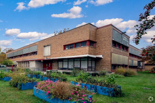 Vernor Elementary School is a Detroit public school whose teachers are ranked B- by Niche.