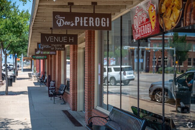 Ennis' vibrant shopping hub is its 8-block historic downtown, home to a variety of unique boutiques and local restaurants.