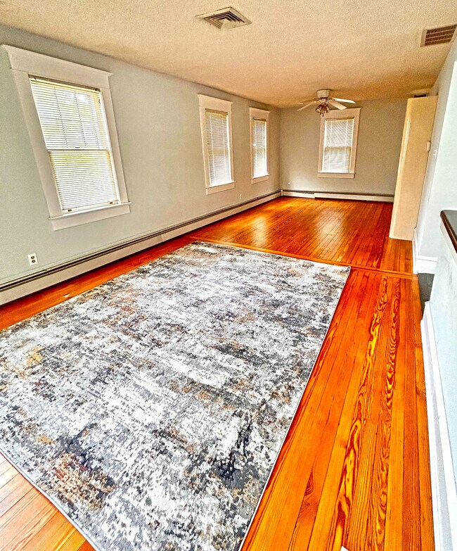 Living Room/Dining Area