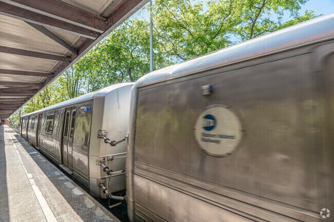 In Tottenville express buses and railway stations connect residents to the rest of the city.