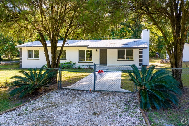 Ranch style homes are most common throughout Citra.