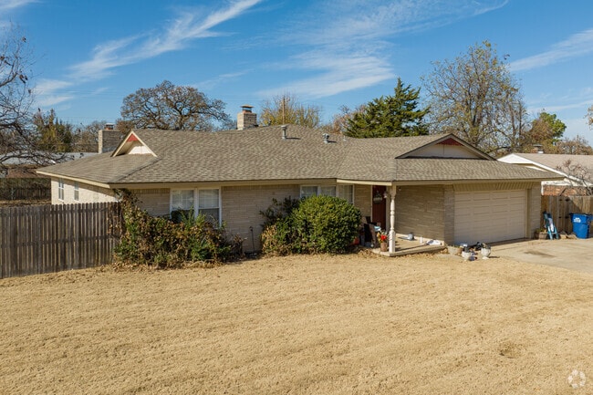 Most homes in Harrah have medium sized yards.