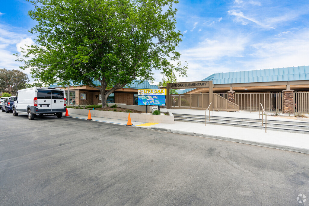 Live Oak Elementary School serves grades K-6 and opened in Castaic in 1980.