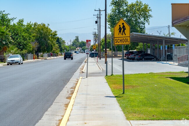 The bus loop at Lamont Elementary is located on the North side of campus.