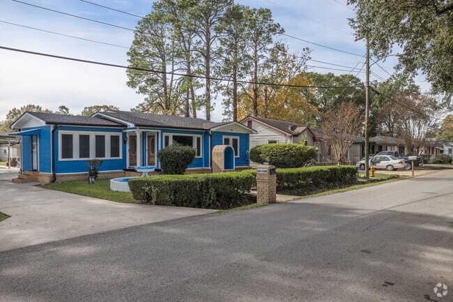 River Oaks is an established neighborhood with most of the homes being built in the 1980s.