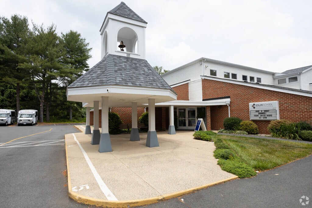 Edlin School provides private education to Reston families from its campus in Tall Oaks/Upland.