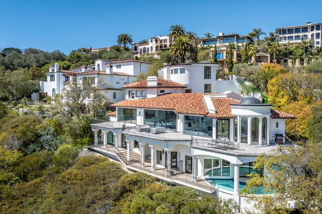 Mystic Hills is known for its impressive Mediterranean-style hillside estates that blend elegance with coastal charm. These homes often feature stucco exteriors, red-tile roofs, and arched entryways, staying true to classic Mediterranean architecture.