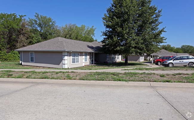Westchester Village of Oak Grove, Oak Grove, MO 64075 - photo 2