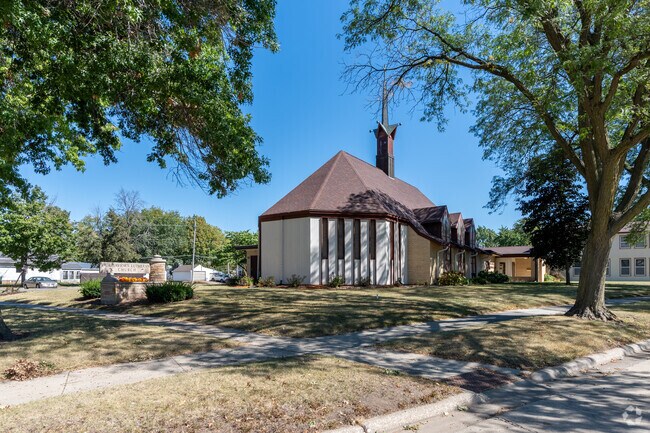 Our Savior's Lutheran alternates between traditional and contemporary worship services weekly.