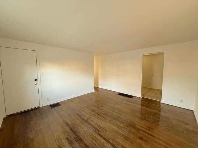 443 N Prospect St unit downstairs, Marion, OH 43302 - photo 2